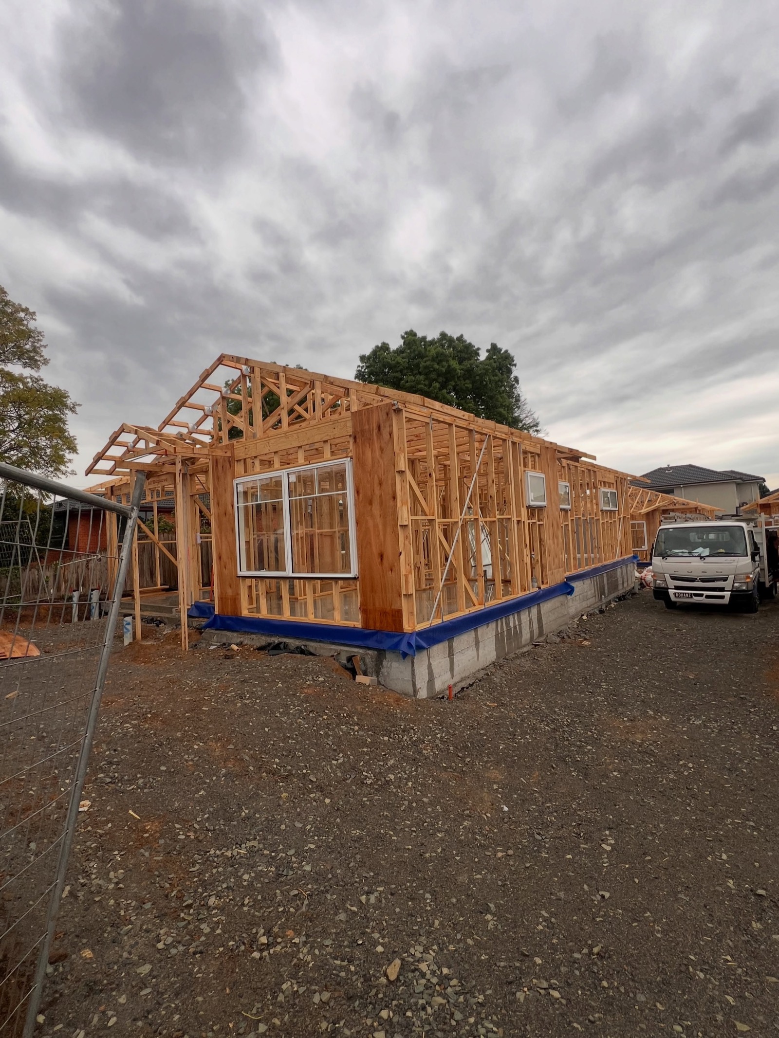 Wrapped single-storey townhouse frames on a Boronia site